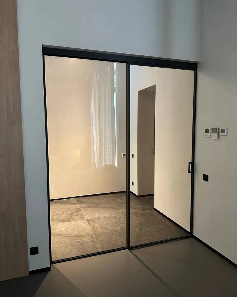 Скляна міжкімнатна перегородка з розсувними дверима в обрамленні1