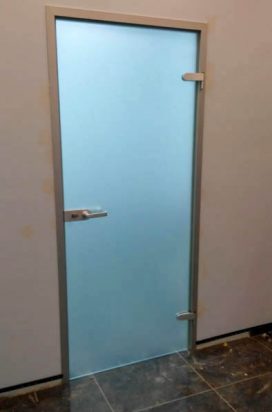 Стеклянная дверь в алюминиевой коробке