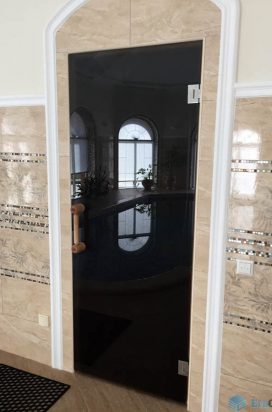 Тонированные стеклянные двери в санузел