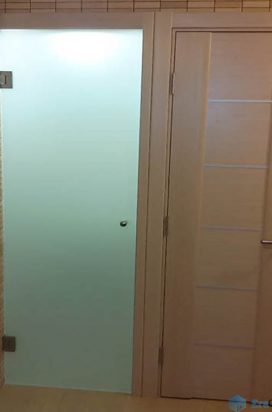 Стеклянная дверь в ванную комнату