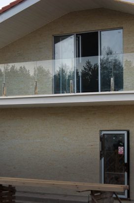 Прозрачное стеклянное ограждение балкона на стойках