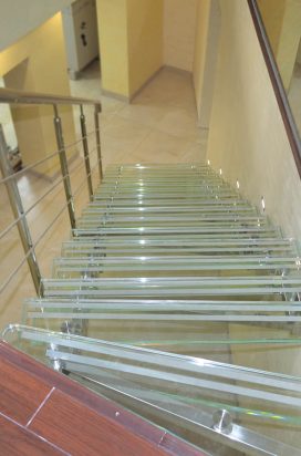 Стеклянная лестница с матовыми полосами