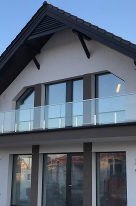 2 Ограждение из стекла для балкона с металлическими перилами