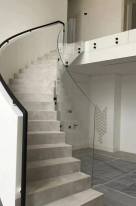 Стеклянное ограждение лестницы в корпоративном помещении