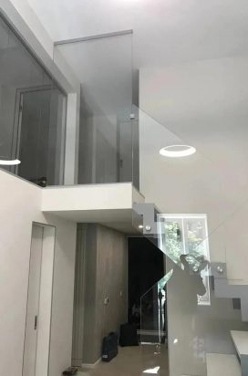 Скляне огородження сходів в приватній квартирі