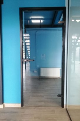 10 Стеклянная дверь в офисе