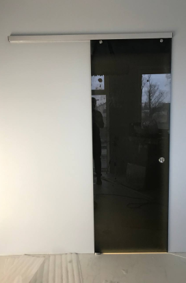 24 Тонированная стеклянная дверь