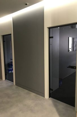 22 Тонированные стеклянные двери в частном помещении