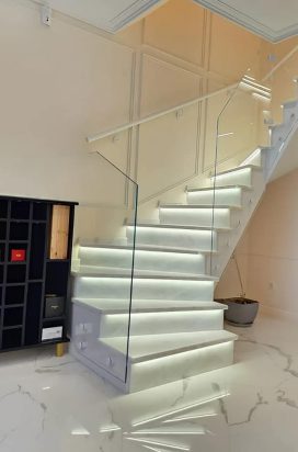 Стеклянное ограждение лестницы в частном доме