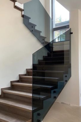 Стеклянное ограждение лестницы в частном доме