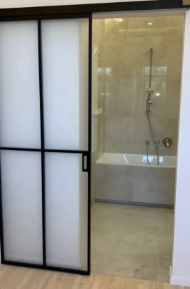 Раздвижные двери из стекла в обрамлении для ванной комнаты